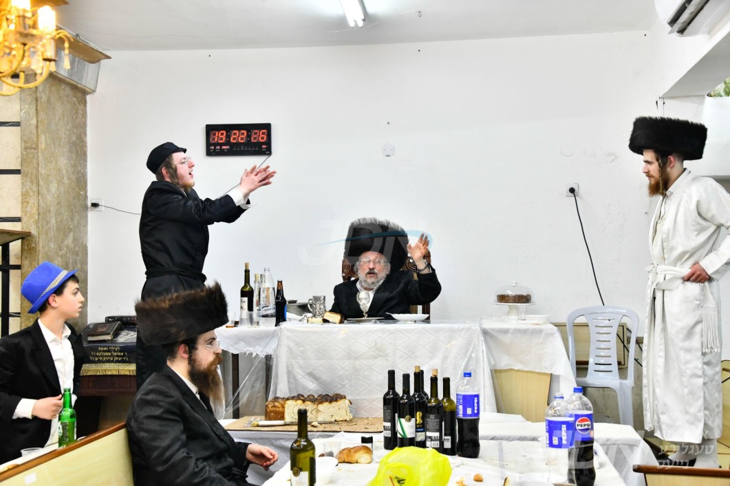 פורים אין חצר הקודש אנטניא