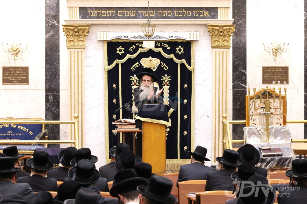 האדמו"ר מצאנז זוועהיל ביים דרשת פתיחת הזמן אין ביהמ"ד צאנז קלויזענבורג אין וויליאמסבורג