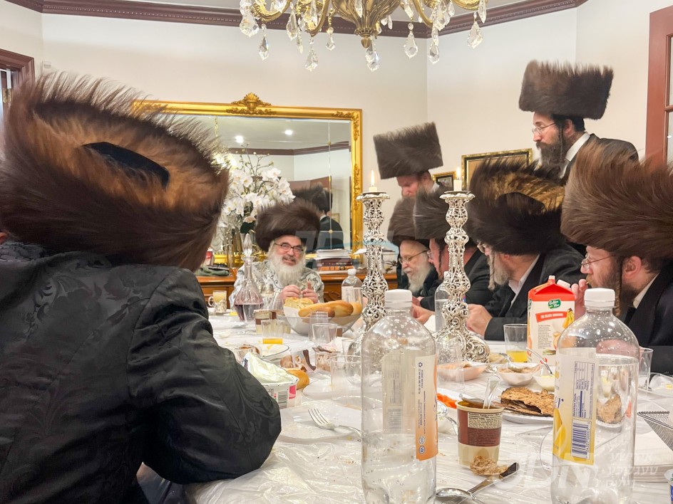 האדמו"ר מוויזניץ פון מאנטריאל ביי מלוה מלכה אין שטוב פון הרה"ג ר' יעקב פעלדמאן אין בארא פארק