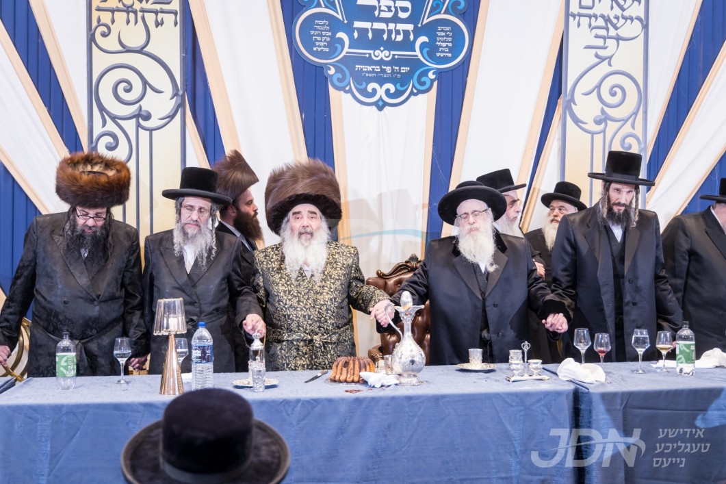 הכנסת ספר תורה דורך ידידי וחסידי זידיטשויב לכבוד רבם ומאורם האדמו"ר מזידיטשויב