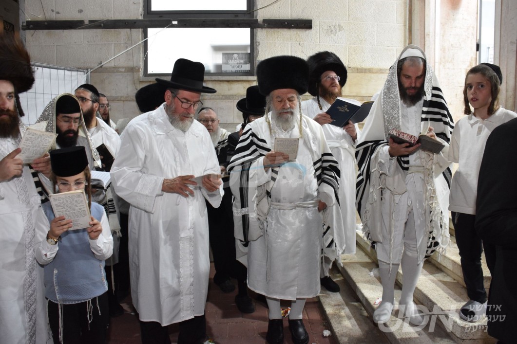 ערב און מוצאי יום כיפור אין חצר הקודש אשלאג
