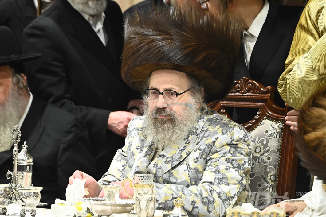 לקיים בנו חכמי ישראל: האדמו"ר מוויזניץ לאנדאן גייט היינט אריבער א לייכטע פראצעדור אין מאנהעטן