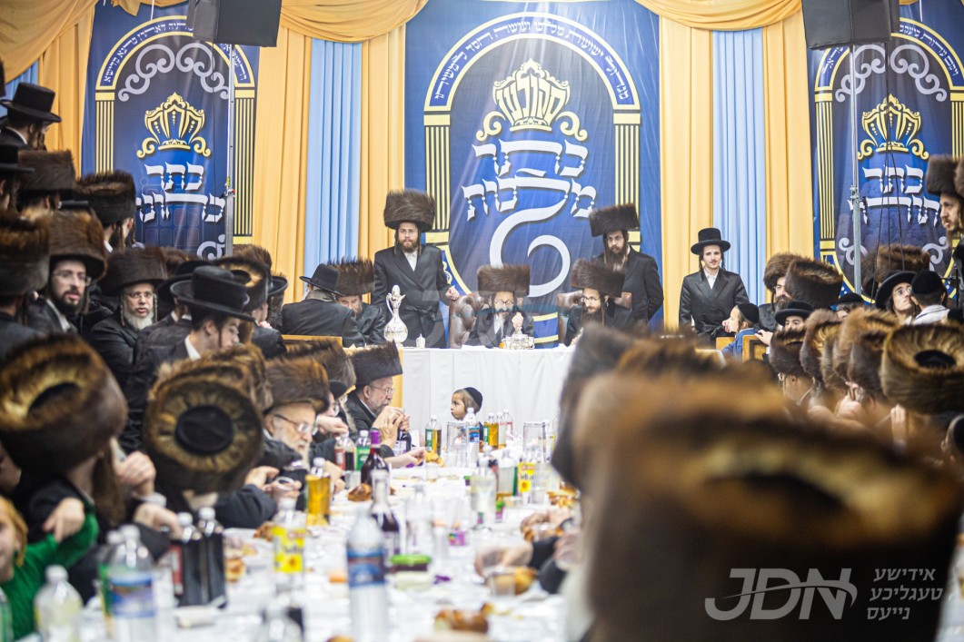 סוכות אין חצר הקודש סקולען, און מעמד הכנסת ספר תורה צו ביהמ"ד לז"נ הרה"ק בעל ישועת יעקב מסקולען זצ"ל