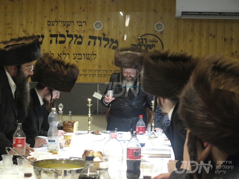 האדמו"ר מווערדאן פון ב"פ אויף אפרוה אין קערעסטיר און ביים פוקד זיין ציון קדשו פון זקינו הרה"ק רבי מרדכי מנדבורנה זי"ע