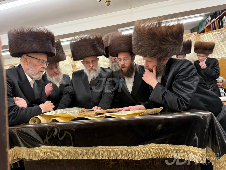 פורים אין חצר הקודש סקווירא מב"פ