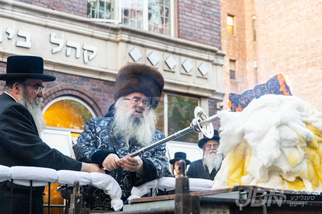 האדמו"ר מסקאליע ביים הדלקה ל"ג בעומר