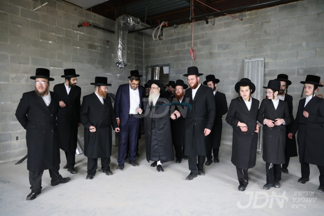 האדמו"ר מצאנז קלויזענבורג באזוכט די בוי ארבעט פון די נייע גיגאנטישע בנין התלמוד תורה צאנז קלויזענבורג אין קרית צאנז לעיקוואד
