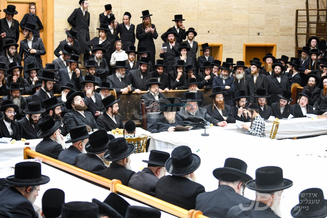 האדמו"ר מבעלזא ביים לחיים טיש מוצאי שבעה עשר בתמוז