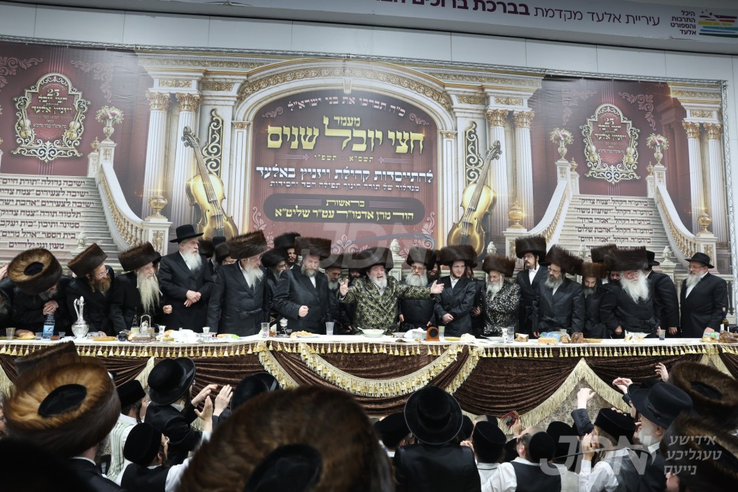 שמחת השבע ברכות פון אן אייניקל פון האדמו"ר מוויזניץ אינאיינעם מיטן מעמד חצי יובל שנים פון התייסדות קהילת וויזניץ אין אלעד