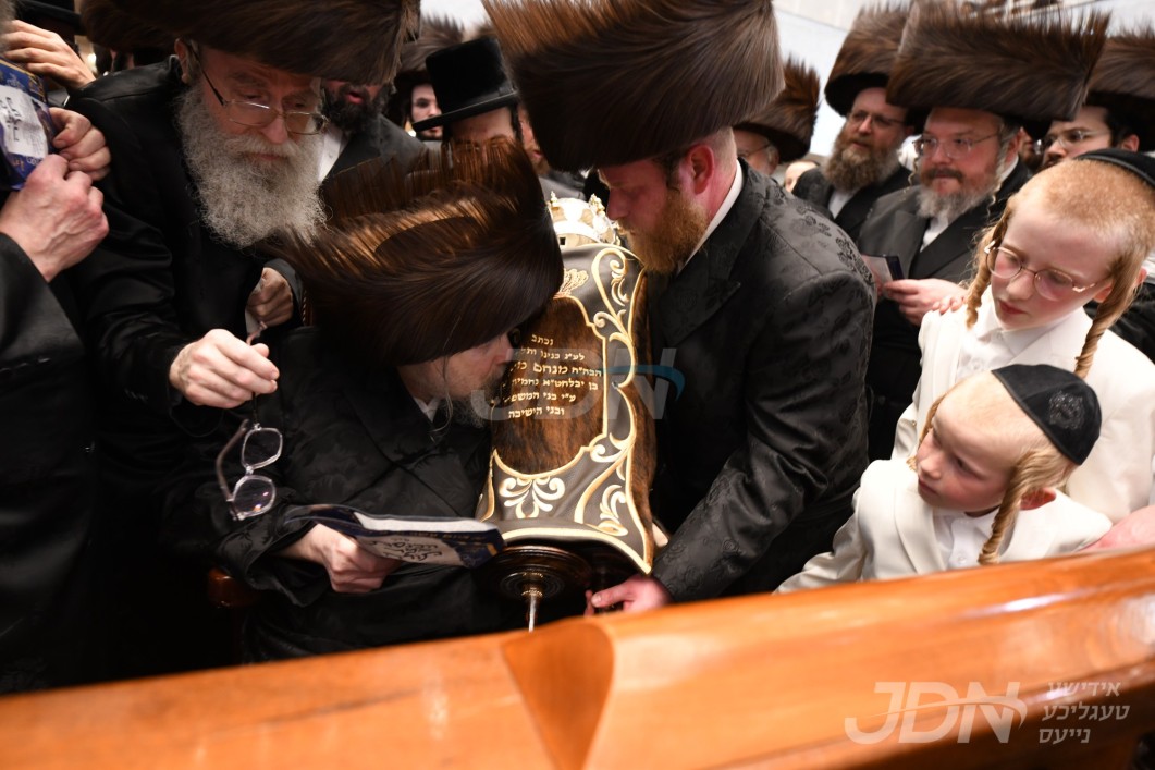 הכנסת ספר תורה צו ביהמ"ד הגדול אין קרית בעלזא ירושלים לע"נ הב' מנחם מנדל אלבוים ע"ה מתלמידי ישיבה לצעירים דחסידי בעלזא ירושלים
