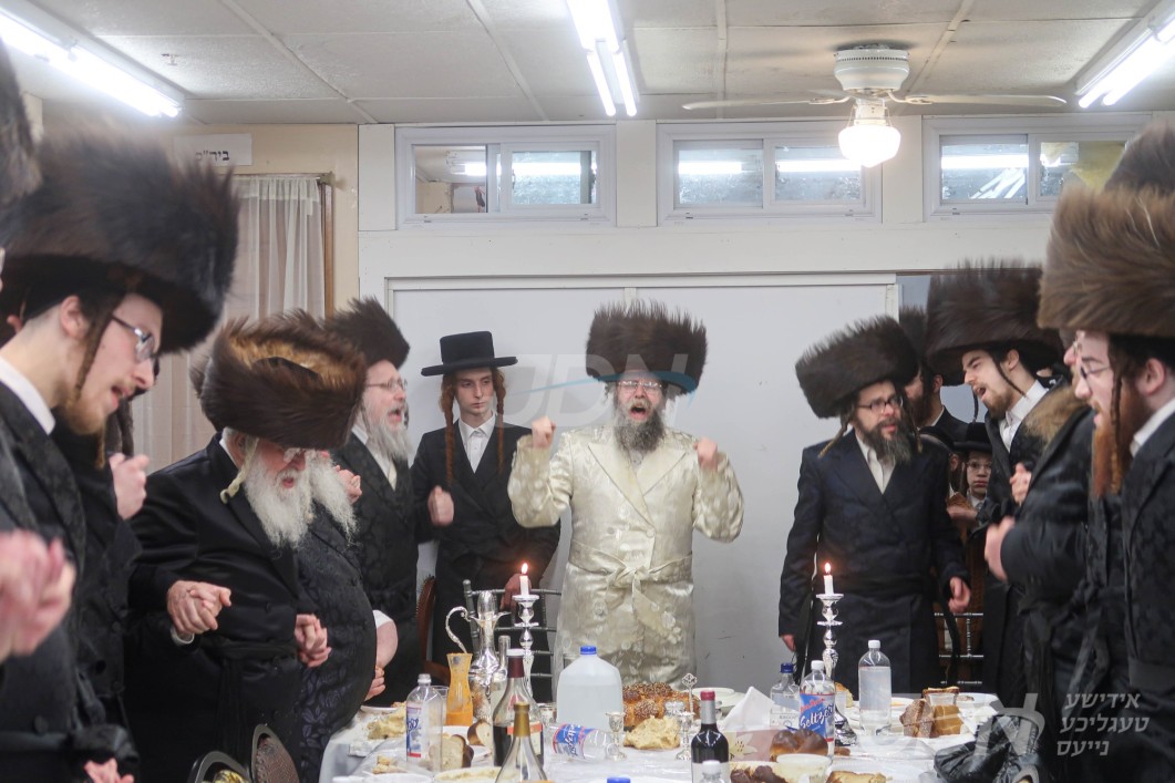 פורים אין חצר הקודש קרעטשניף סיגעט וויליאמסבורג