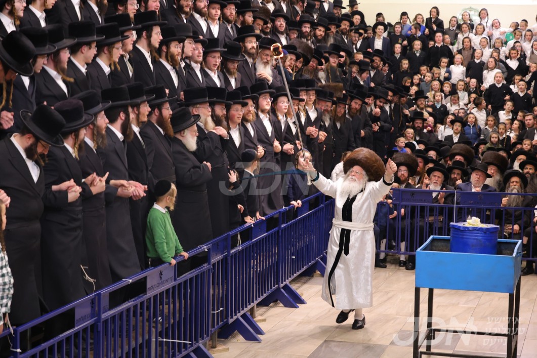האדמו"ר מנדבורנה ירושלים ביים הדלקה ל"ג בעומר