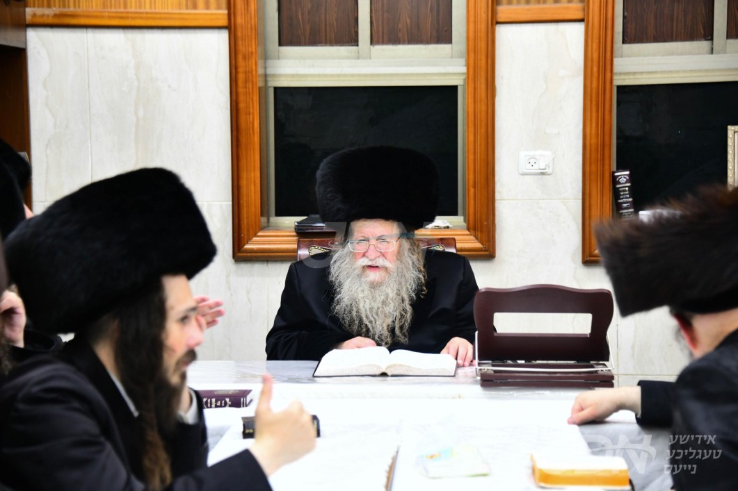 מוצאי ראש השנה אין חצר הקודש קאזמיר
