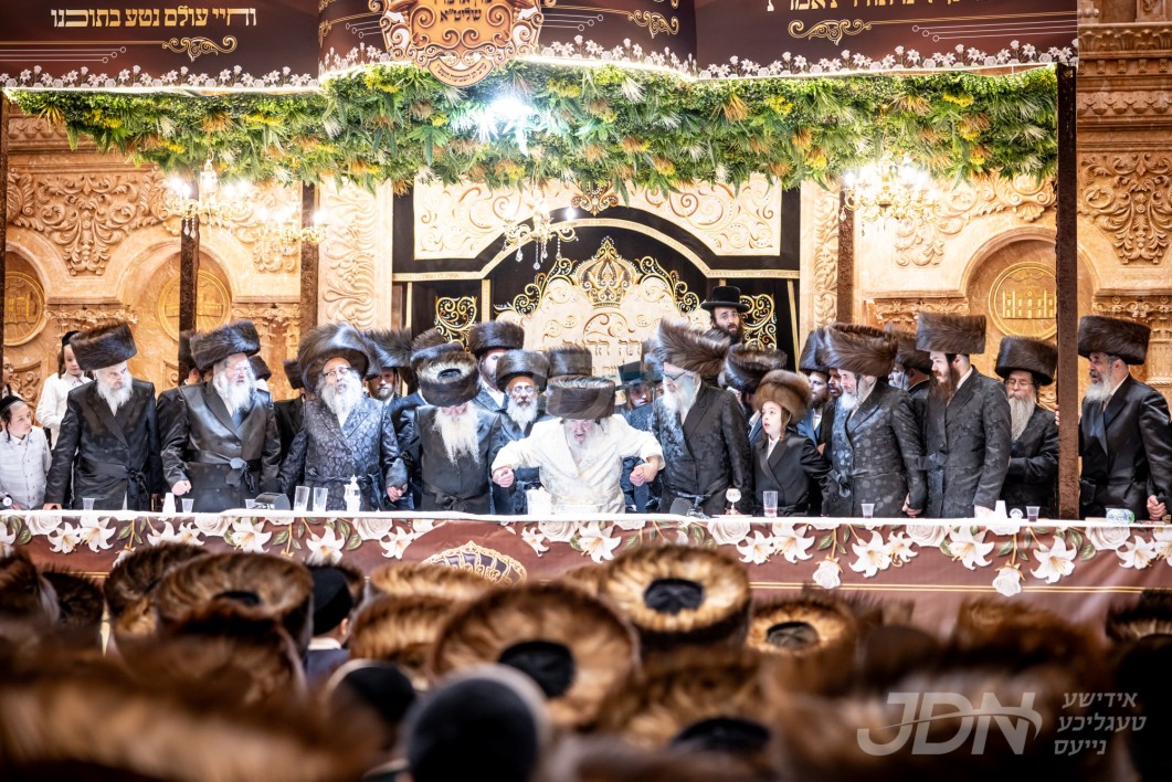 ווידעא: נעילת החג בחצר הקודש וויזניץ, אינאיינעם מיט די סעודת הכנסת ספר תורה און שמחת הבר מצוה פון א אור אייניקל ביים רבי'ן