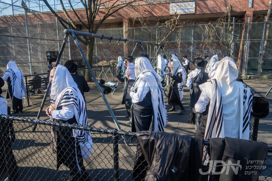 צוריק אין צייט מיט זעקס יאר: טרויעריגע קאוויד עפאכע איינגעהילט די גאנצע וועלט מיט אנגסט און זארג