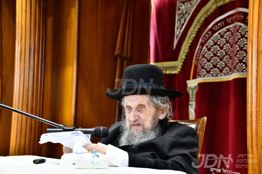 הגאון רבי דוב לאנדא ר"י סלבודקה ביים שיעור אין ישיבת פאנאוויטש, און באזוך ביי ראשי ישיבת פאנאוויטש