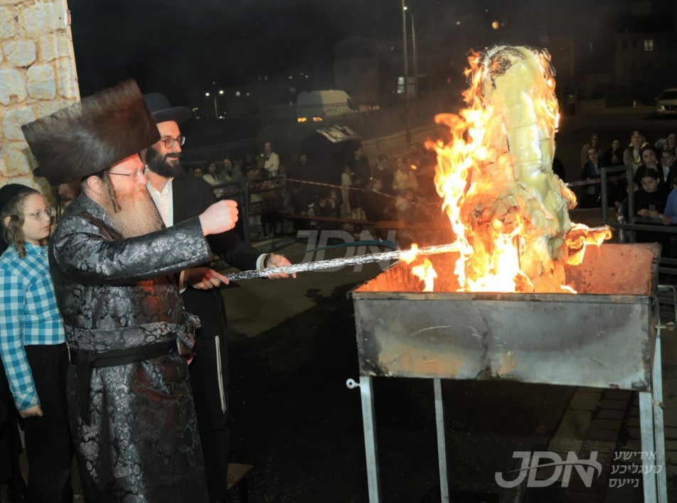 האדמו"ר מטרעבישאן ביים הדלקה ל"ג בעומר