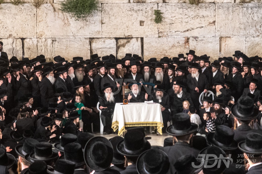 ישוב ברחמים לביתו: אלפי חסידי וויזניץ וועלן זיך פארזאמלען ביים כותל המערבי אויסצובעטן א רפואה שלימה פארן רועה נאמן האדמו"ר מוויזניץ לרפו"ש