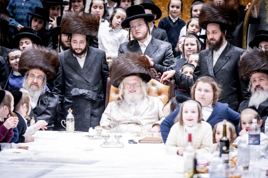 פורים אין חצר הקודש מונקאטש