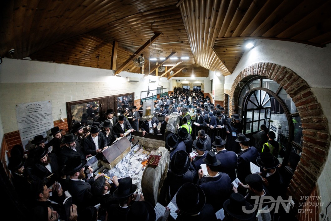 רבבות אלפי ישראל אין קערעסטיר צום יארצייט פון הרה"ק רבי ישעי'לע קערעסטירער זי"ע