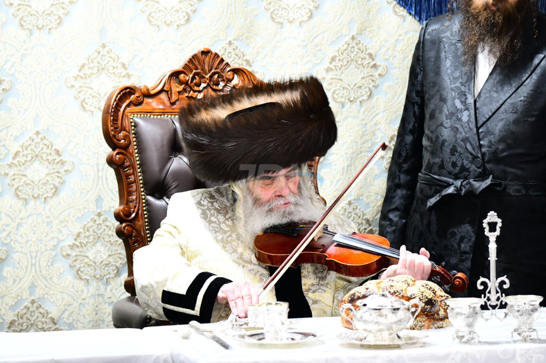 מוצאי יום כיפור אין חצר הקודש קרעטשניף י"ם