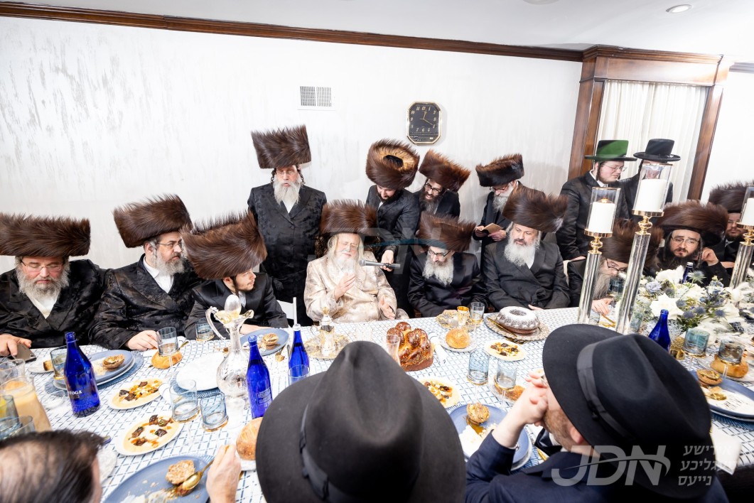 שמחת השבע ברכות אין שטוב פון האדמו"ר ממונקאטש לכבודו פון הרב משה מארגארעטען יו"ר ארגון צדק מיט די באטייליגונג פון מערערע אדוואקאטן לאות הכרת הטוב פאר אלע פדיון שבויים אקטיוויטעטן