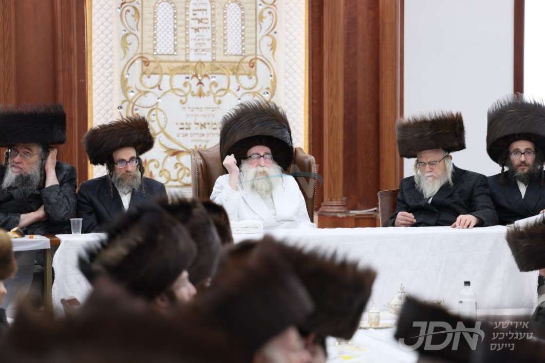 סוכות אין חצר הקודש תולדות צבי ספינקא