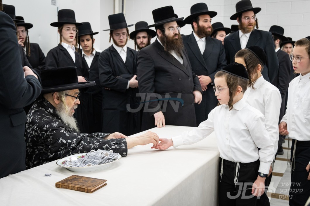 האדמו"ר מסאטמאר ביים טיילן מטבעות פאר די עלטערע תלמידים פון תלמוד תורה סאטמאר אין מאנסי וועלכע האבן אריינגעברענגט גרעסערע סכומים לטובת המוסדות