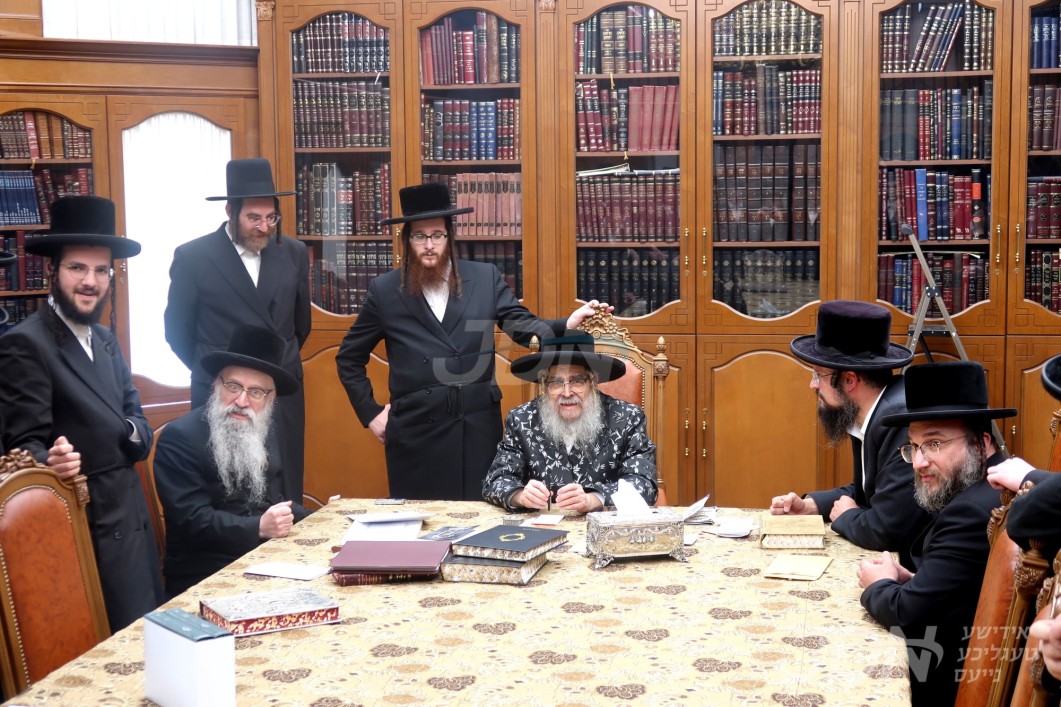 תלמידי ישיבה קטנה בית שמעון בעלזא בארא פארק באזוכן ביי האדמו"ר מסאטמאר