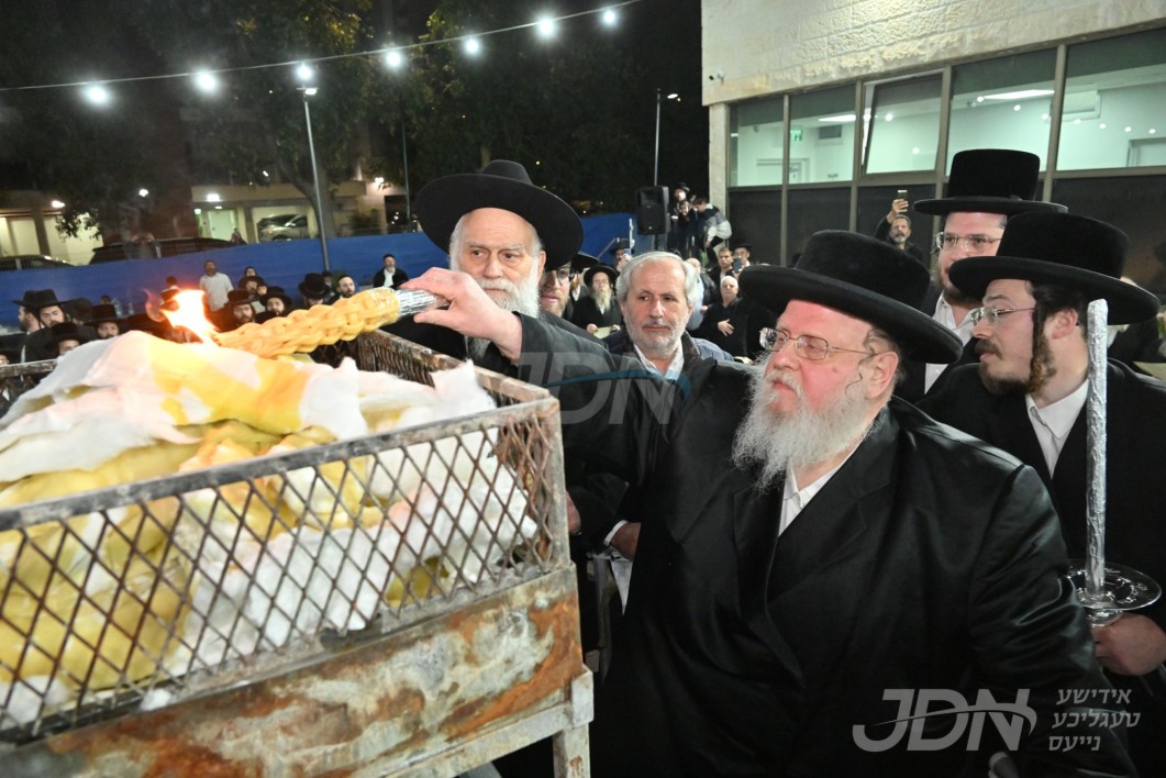 האדמו"ר מסאסוב ביים הדלקה ל"ג בעומר