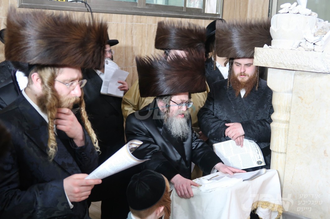 יארצייט פון הרה"ק בעל קדושת צבי מקרעטשניף זצ"ל ביי נכד האדמו"ר מקרעטשניף סיגעט