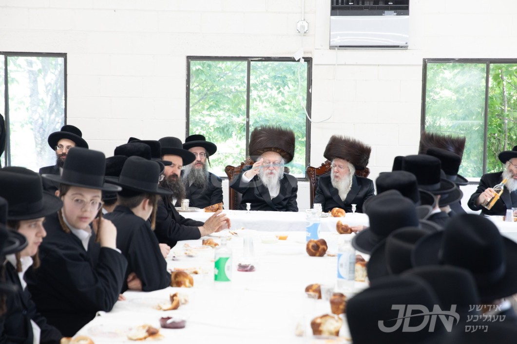 שמחת הברית פון אן אייניקל פון האדמו"ר מוויען און הגה"צ אבד"ק שומרי שבת, אין מחנה מתיבתא נחלת יעקב וויען