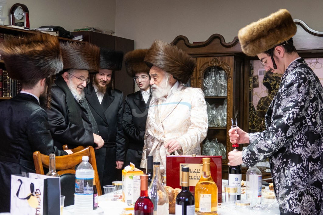 פורים אין חצר הקודש וויזניץ פון ירושלים