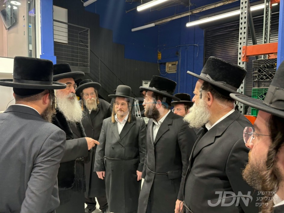 האדמו"ר מדושינסקיא ביים קביעת מזוזה אין די נייע חברים הויפטקווארטיר אין וויליאמסבורג