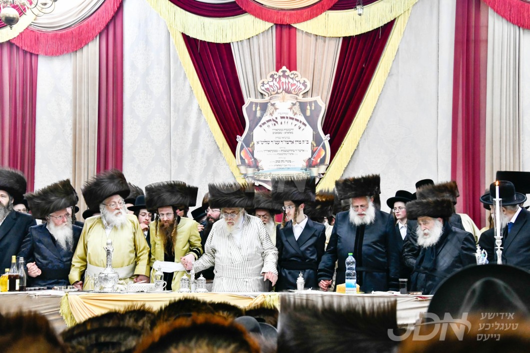 ווידעא: שמחת החתונה בבית תולדות אהרן - מאקאווא - קרעטשניף טשערנאוויץ