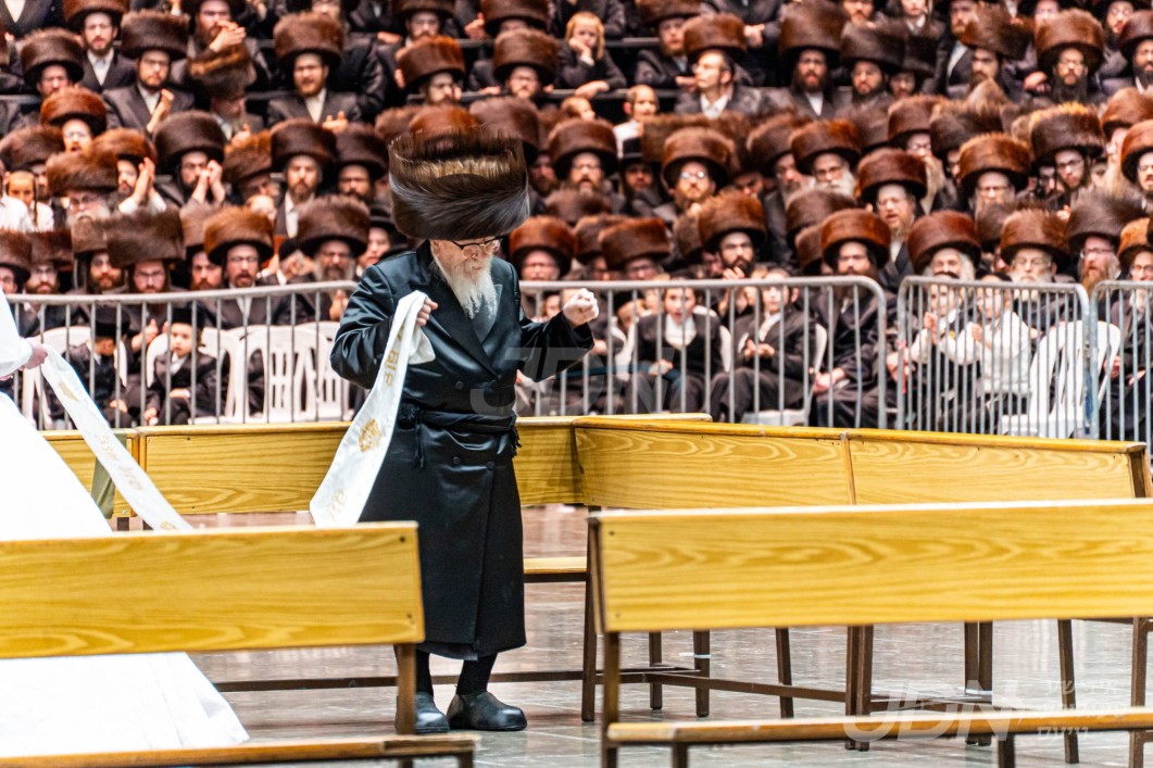 מאבל ליום טוב: שמחת החתונה בחצרות סקווירא - קאלוב - דעעש, תוך ימי השבעה ביי האדמו"ר מסקווירא