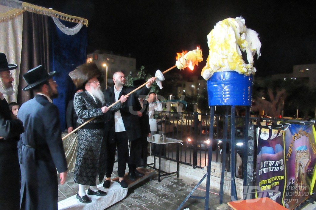 האדמו"ר מקרעטשניף קרית גת ביים הדלקה ל"ג בעומר