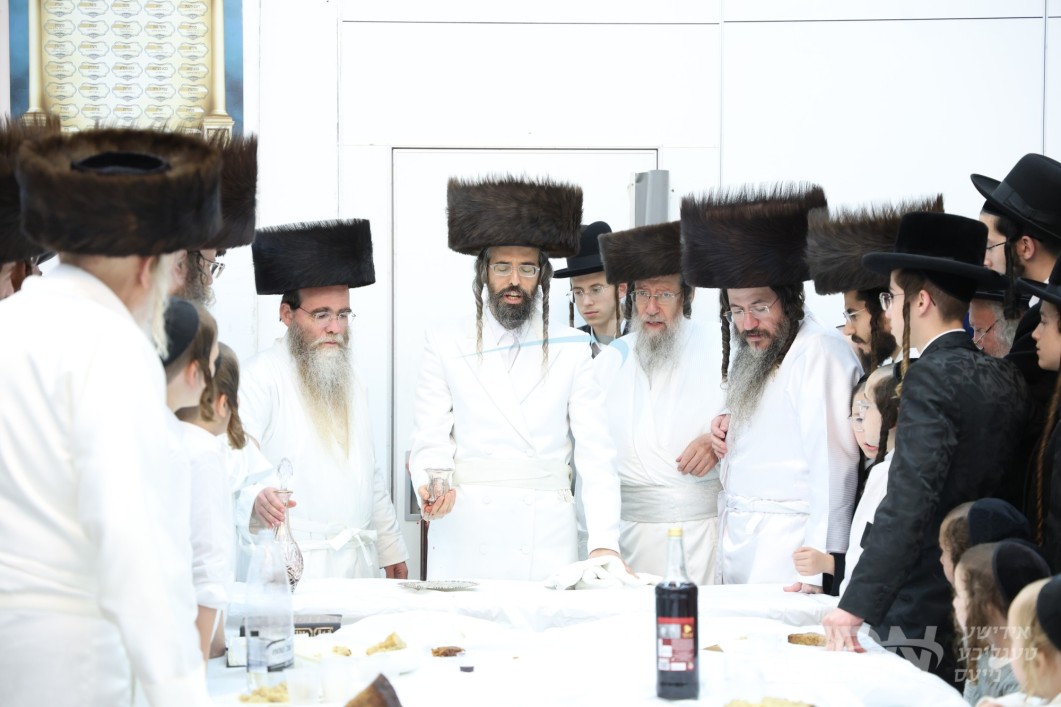 מוצאי ראש השנה אין חצר הקודש זוועהיל