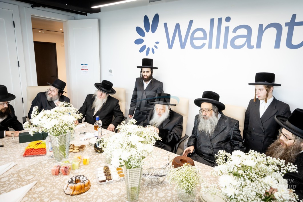 מעמד קביעת מזוזה ביי די נייע וועלינעט מענטל העלטקעיר קליניק אין וויליאמסבורג בהשתתפות אדמור"ים ורבנים