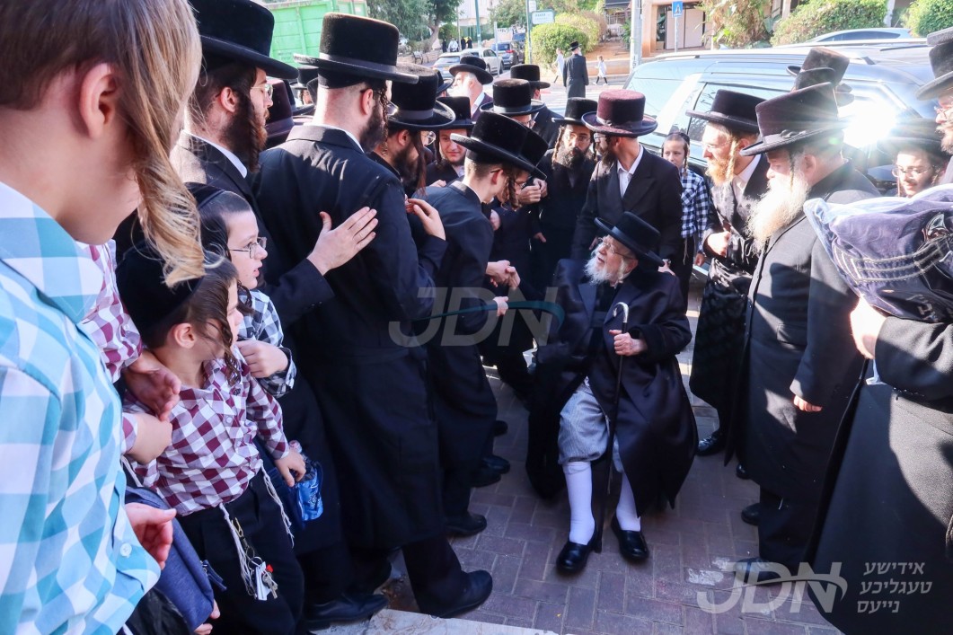 האדמו"ר מקרעטשניף ביים אנקומען למעון קדשו אין קרית קרעטשניף רחובות, נאך א לענגערע באזוך אין אמעריקע