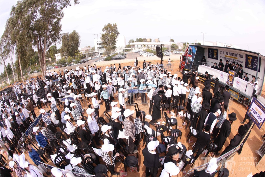 טויזענטער תלמידי ברסלב בארה"ק ביים גרויסן עצרת פארנט פון מיליטערישע טורמע אין ארץ ישראל, אין שפיץ פון גדולי רבני ברסלב