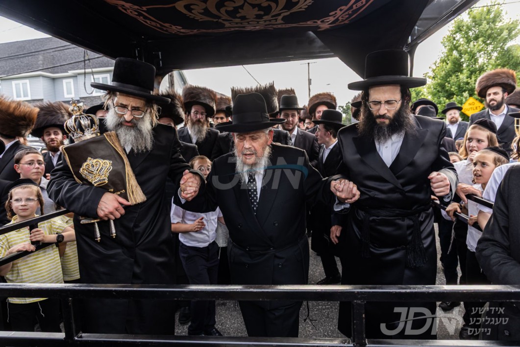 הכנסת ספר תורה צו ביהמ"ד חקל יצחק ספינקא אין לעיקוואד נדבת הרבני הנגיד ר' פנחס יעקב נאדלער הי"ו