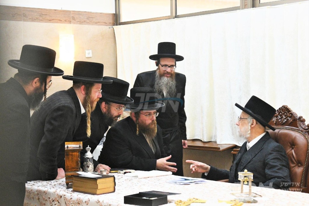 האדמו"ר מסערט וויזניץ ביי קבלת קהל אין ביתר לקראת די ימי הרחמים והרצון