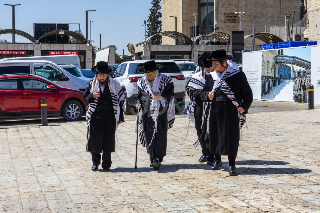 האדמו"ר מפינסק קארלין ביי תפילת מוסף ר"ח אלול ביים כותל המערבי