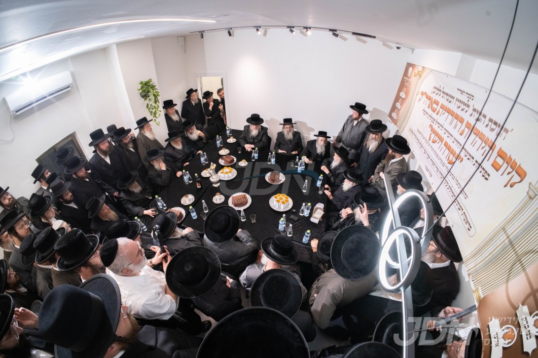 היסטארישע מעמד חנוכת הבית פארן נייעם פעסטונג פון וועלט בארימטע "עזרה ויעוץ", מיט די באטייליגונג פון צענדליגע אדמורי"ם רבנים ומורי הוראה