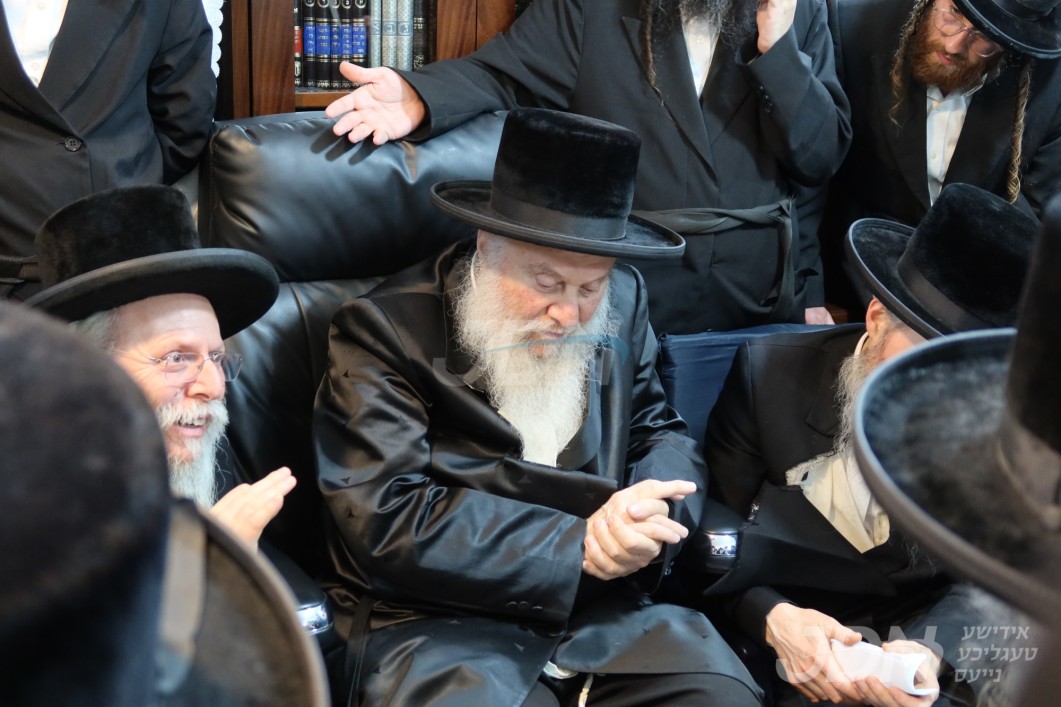 ניחום אבלים ביי האדמו"ר מוואסלוי צום פטירה פון בנו הגה"צ ר' חיים דוב היילפרין זצ"ל