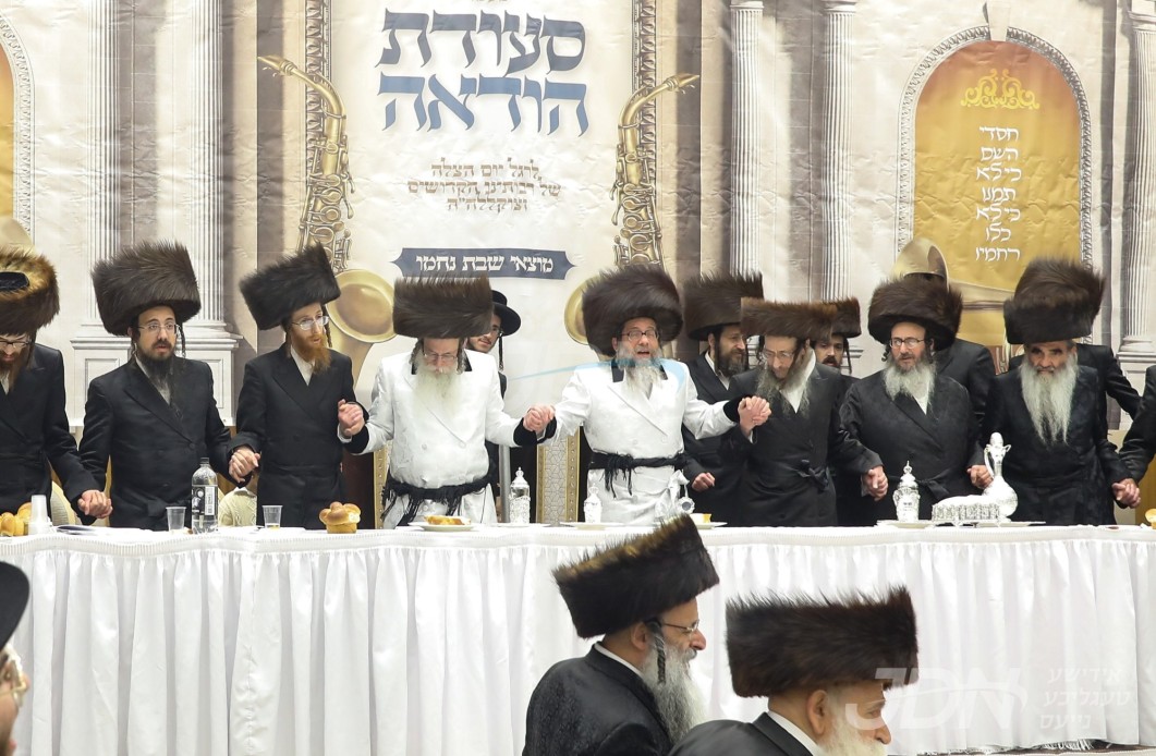 סעודת הודאה מוצאי שבת נחמו בחצרות סקולען פון וויליאמסבורג און לעיקוואד, אין די המספיק רעזארט אין די קעטסקילס