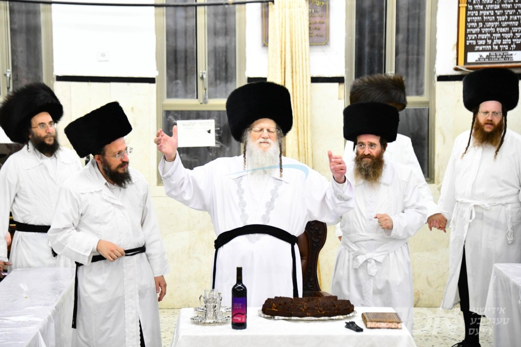 מוצאי יום כיפור אין חצר הקודש מאדזיץ