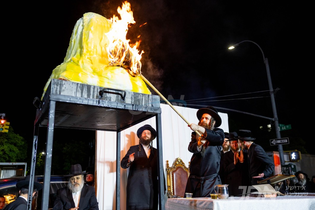 האדמו"ר מאמשינאוו ארה"ב ביים הדלקה ל"ג בעומר
