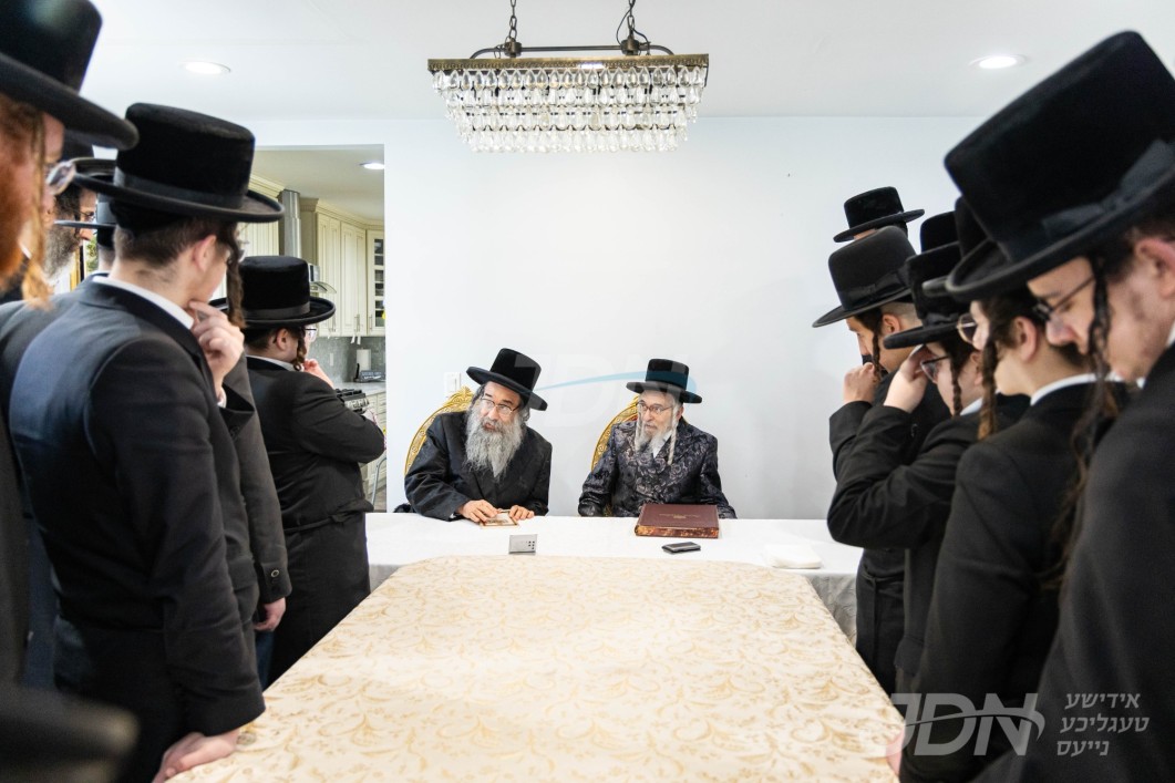 האדמו"ר מקאסאן ביים פארהערן די תלמידים פון ישיבת כתר תורה חצי מס' גיטין בעל פה